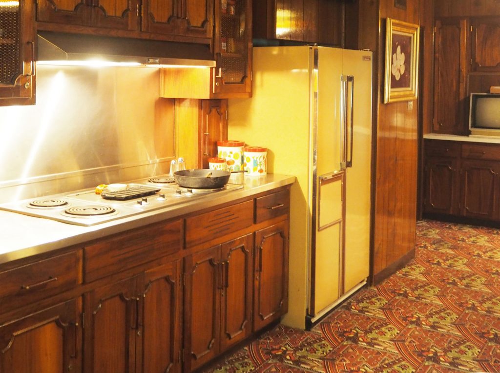 A look inside Elvis Presley’s kitchen in Graceland | Daniel Scott Kitchens