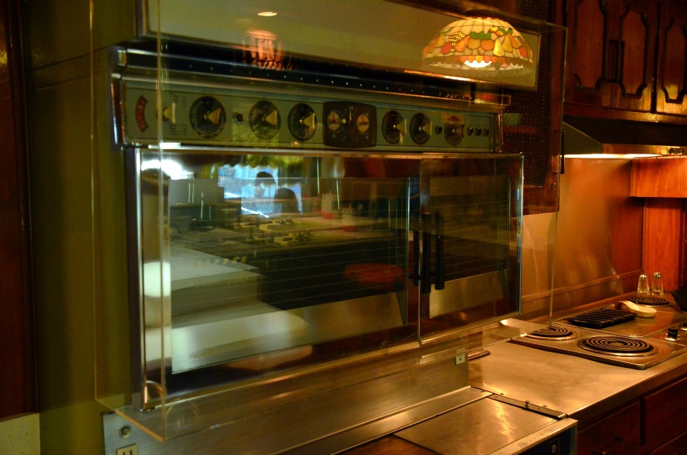 A look inside Elvis Presley’s kitchen in Graceland | Daniel Scott Kitchens